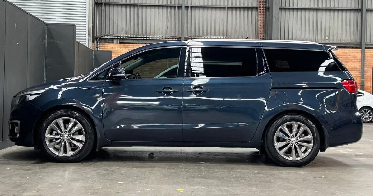 Astra Blue Kia Carnival